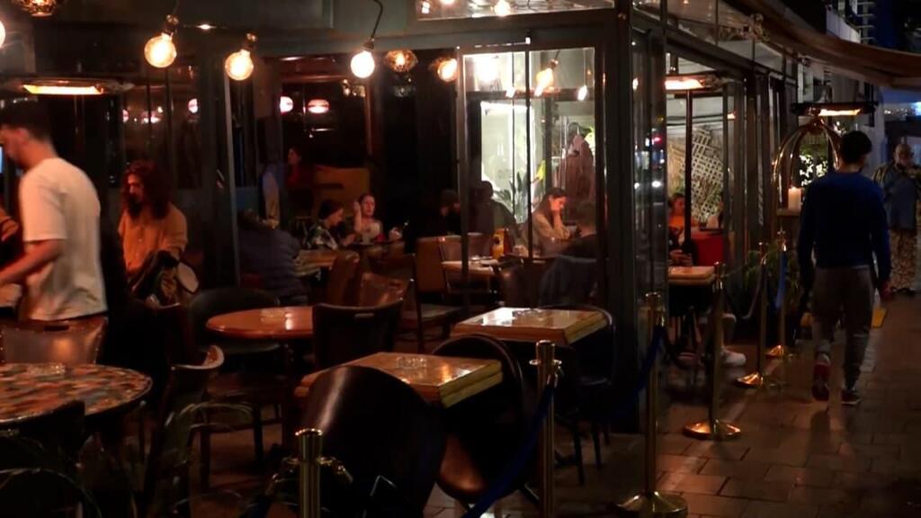A Tel Aviv bar required to enforce Green Pass restrictions (Photo: Nadav Abas) מבלים בברים ובמסעדות בכיכר דיזנגוף בתל אביב