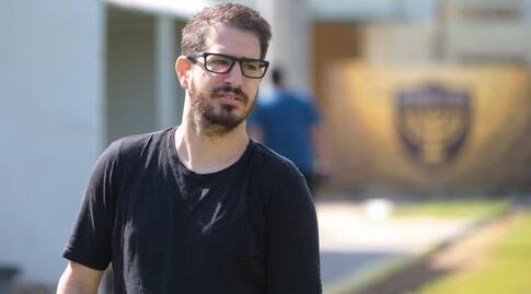 משה חוגג בבית וגן. בית"ר תסתבך בחובות שלו? (אורן בן חקון) משה חוגג בבית וגן. בית"ר תסתבך בחובות שלו?