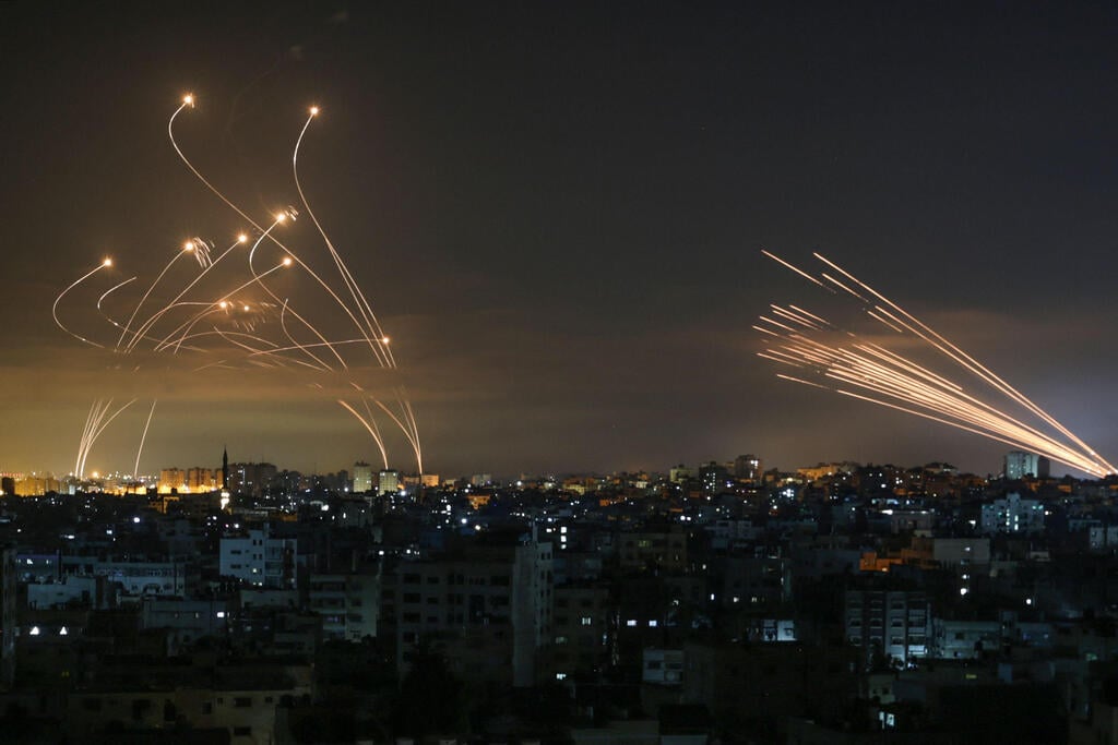 Iron Dome intercepts rockets from Gaza during war in 2021 (Photo: AFP) תמונות השנה של AFP שנת 2021 כיפת ברזל יוצאת ליירט רקטות מ עזה 14 מאי שומר החומות