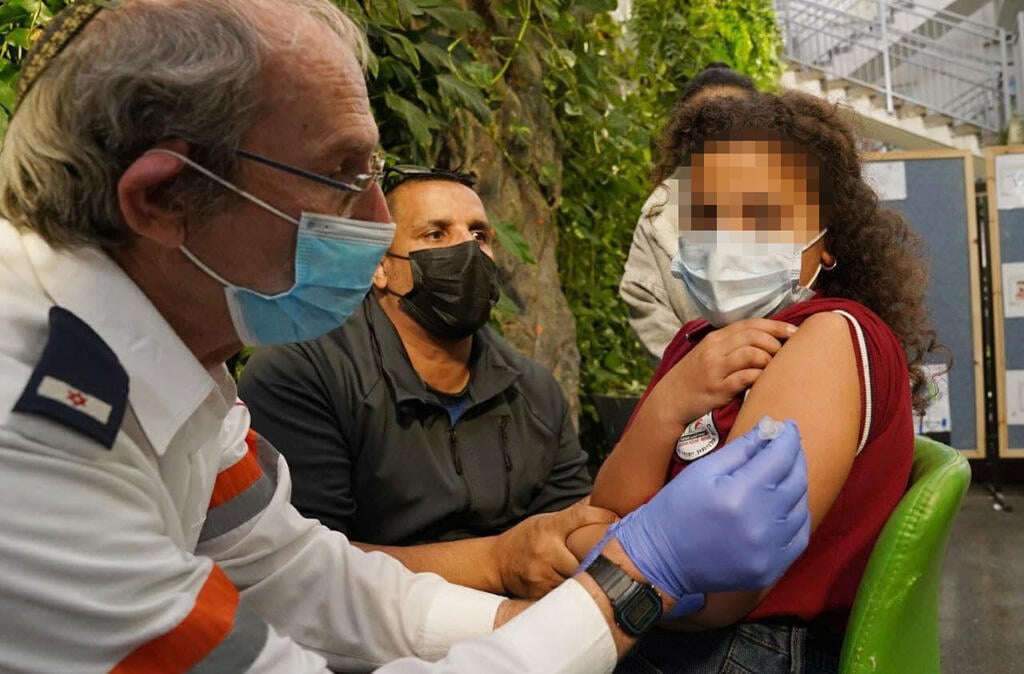 A child receives her coronavirus vaccine at a school in the northern Arab town of Bu'eine Nujeidat (Photo: Efi Shrir) חיסוני ילדים בבית ספר אל זיתון בבועיינה נוג'ידאת
