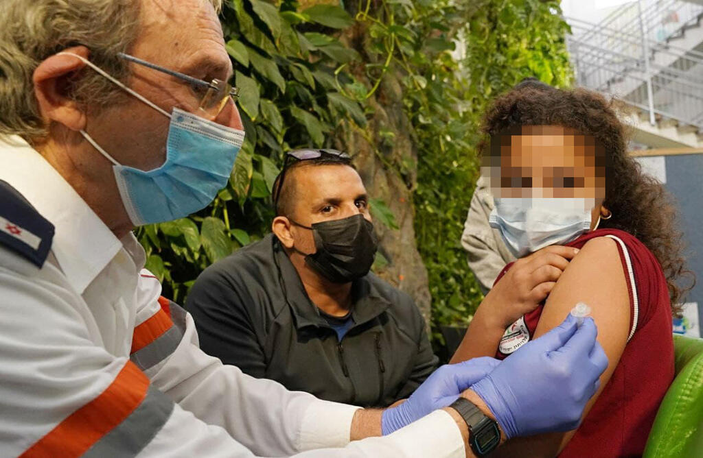 Medic administers COVID-19 vaccine to a child at an elementary school in Nujeidat (Photo: Effir Sharir) חיסוני ילדים בבית ספר אל זיתון בבועיינה נוג'ידאת