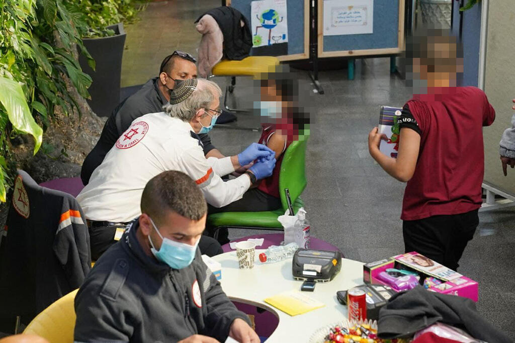 מתחסנים בבועיינה נוג'ידאת (צילום: אפי שריר) חיסוני ילדים בבית ספר אל זיתון בבועינה נוג'ידאת