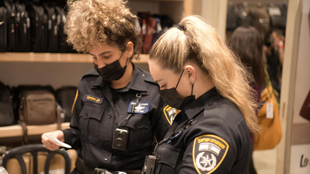 Police enforcing coronavirus restrictions in a Haifa Mall at the start of the Omicron wave (Photo: Police spokesperson) פעילות אכיפה בחיפה