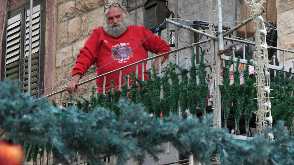Haifa's Santa Claus looks on from a balcony (Photo: Nachum Segal) ואדי ניסנאס