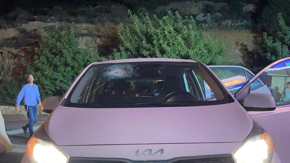 הרכב שנפגע מיידו האבנים