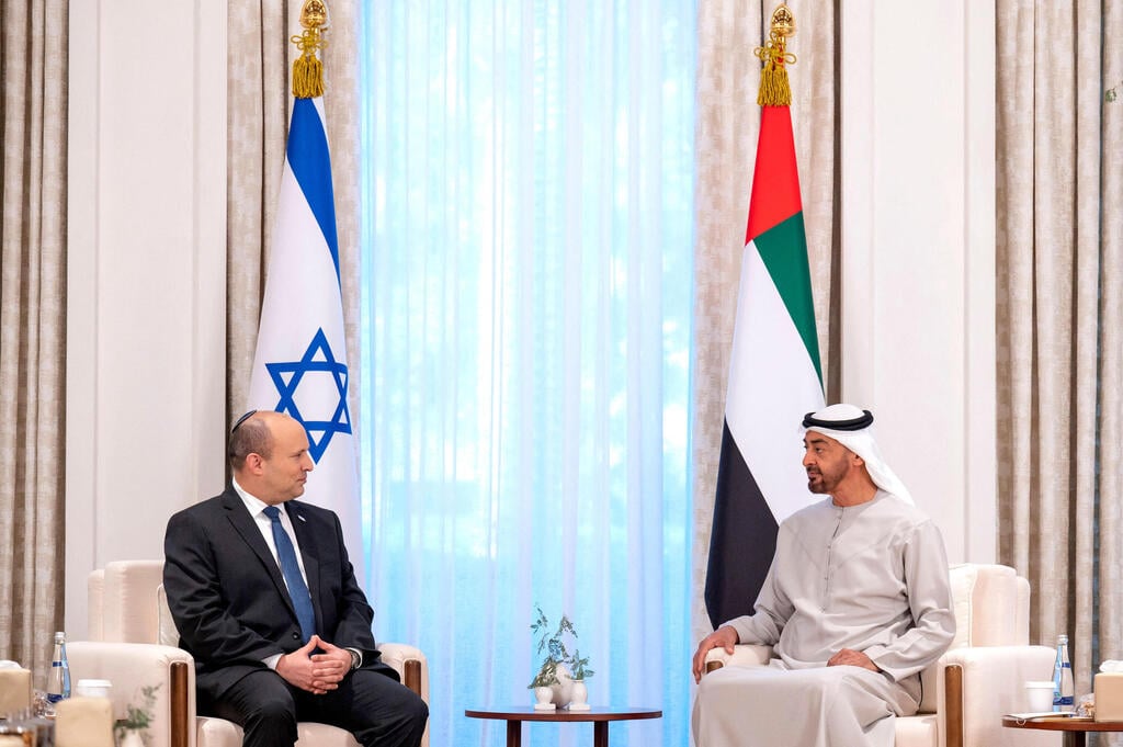 Prime Minister Naftali Bennett with Abu Dhabi’s Crown Prince Mohammed bin Zayed Al Nahyan (Photo: AFP / UAE's Ministry of Presidential Affairs) נפתלי בנט ומוחמד בן זאיד