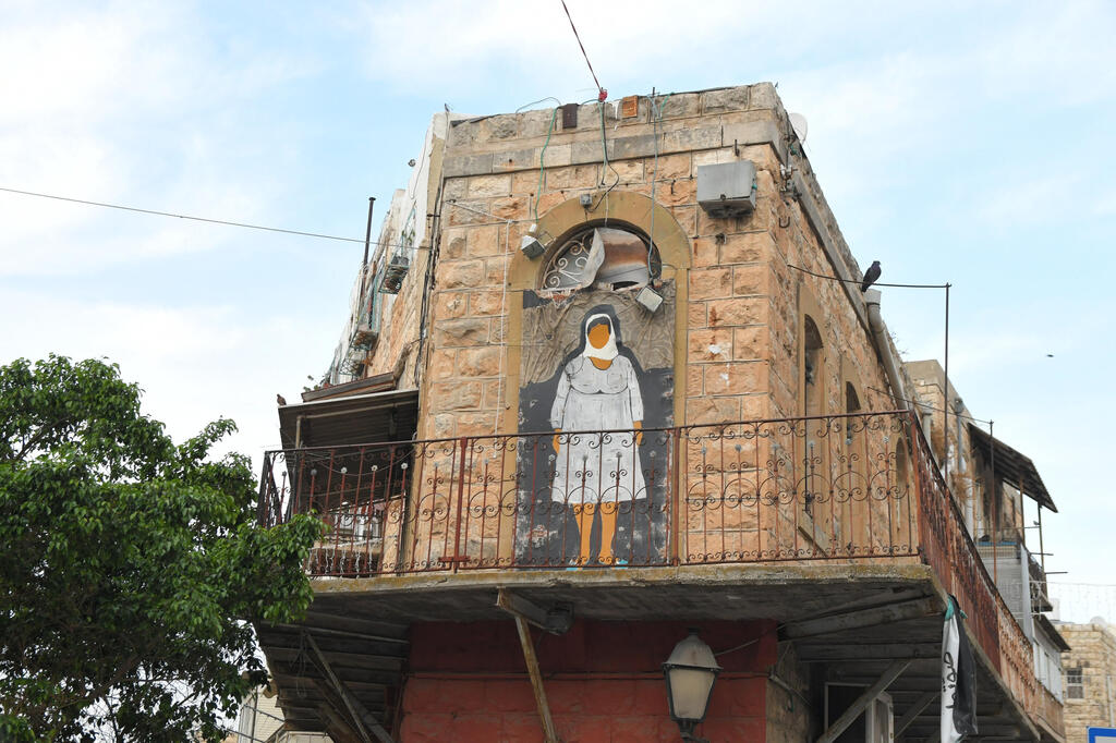Aunt Emani above the 'Female Power' junction (Photo: Nachum Segal) ואדי ניסנאס