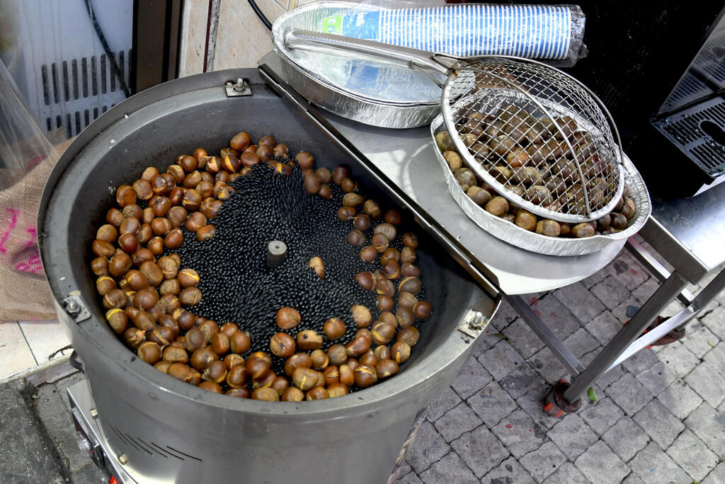 Local food stands in Wadi Nisans neighborhood (Photo: Nachum Segal) ואדי ניסנאס