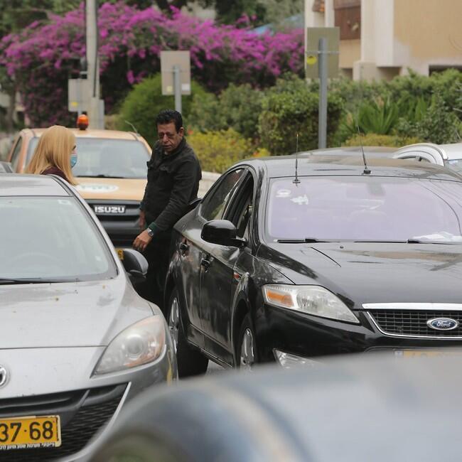 יוצא מהרכב כדי לעזור לה. שמי תבורי ויהודית באומן