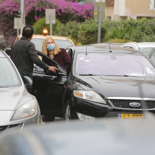 נכנסת לרכב