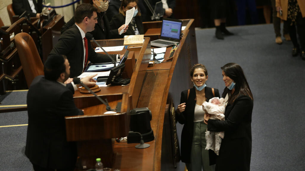 שירלי פינטו במליאה מספר ימים לאחר הלידה