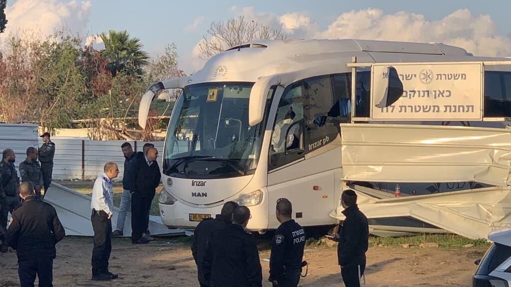 האוטובוס. הזירה: במקום שבו תוקם תחנת משטרת לוד (צילום: מאיר תורג'מן) זירת הרצח בלוד