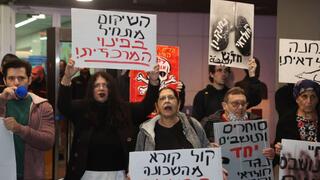 הפגנה של תושבי דרום תל אביב וסוחרים על אי פינוי התחנה המרכזית