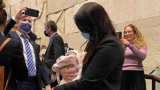 שירלי פינטו במליאה מספר ימים לאחר הלידה