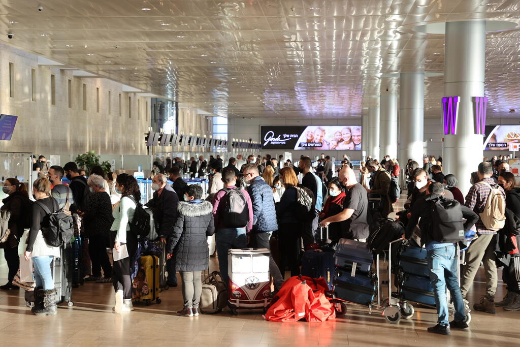 Masked Israelis lining up at the check-in counter at Ben Gurion Airport (Photo: Yariv Katz) נוסעים בנתב"ג