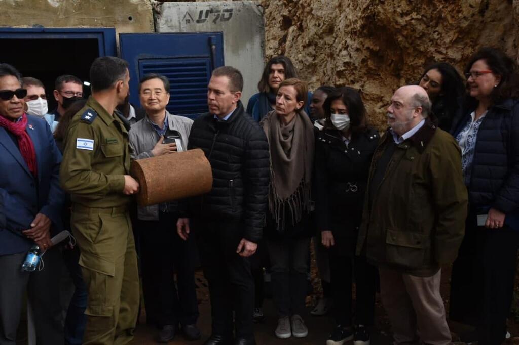ארדן לצד משלחת השגרירים מהאו"ם בגבול הצפון (צילום: אביהו שפירא) משלחת שגרירים מהאו"ם עם גלעד ארדן בסיור בגבול הצפון