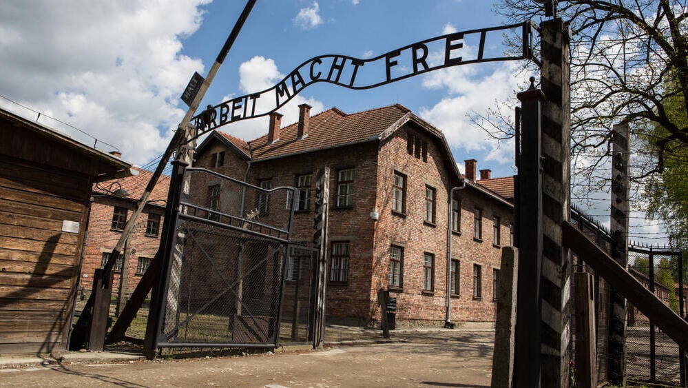 Auschwitz camp gates (Photo: Shutterstock) מחנה השמדה אושוויץ בירקנאו פולין שלט העבודה משחררת