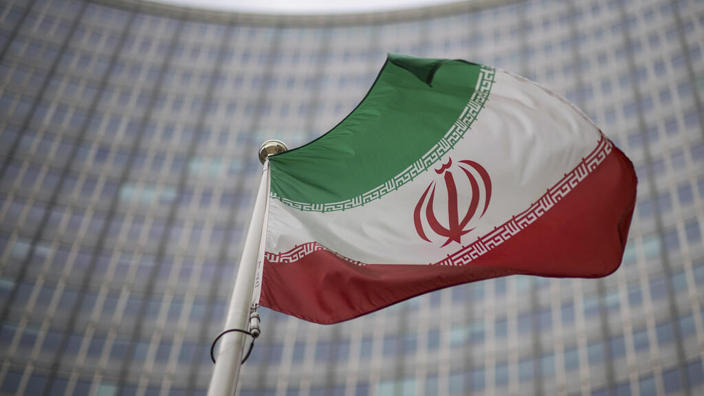 דגל איראן מול מטה סבא"א סוכנות הגרעין הסוכנות הבינלאומית לאנרגיה אטומית ב ווינה אוסטריה