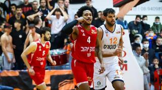 ג'יילין אדאמס חוגג