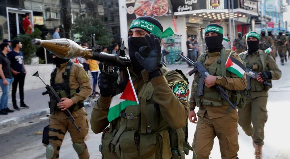 Masked Izzedine al-Qassam Brigades militants (Photo: AP) asked militants from the Izzedine al-Qassam Brigades