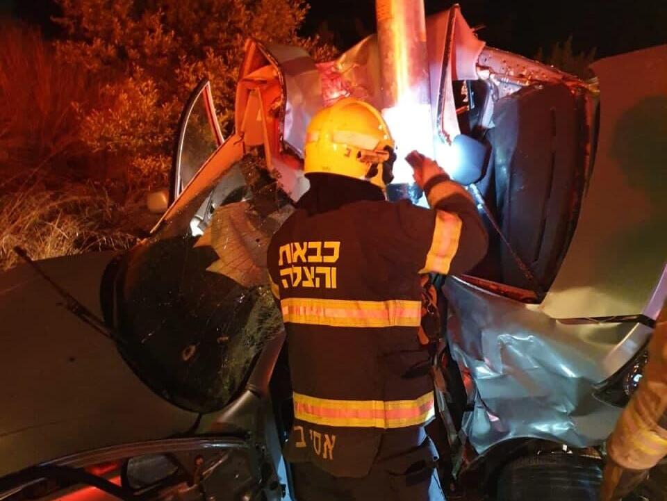 צילום: כב"ה צפון רכב התנגש בעמוד בין מגדל העמק ליפיע, אישה נהרגה