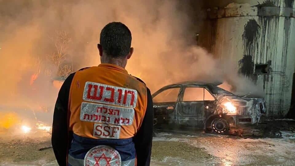 זירת ניסיון הפיגוע במבוא דותן, שלשום (צילום: הצלה ללא גבולות) רכב עולה באש בזירת הפיגוע במבוא דותן