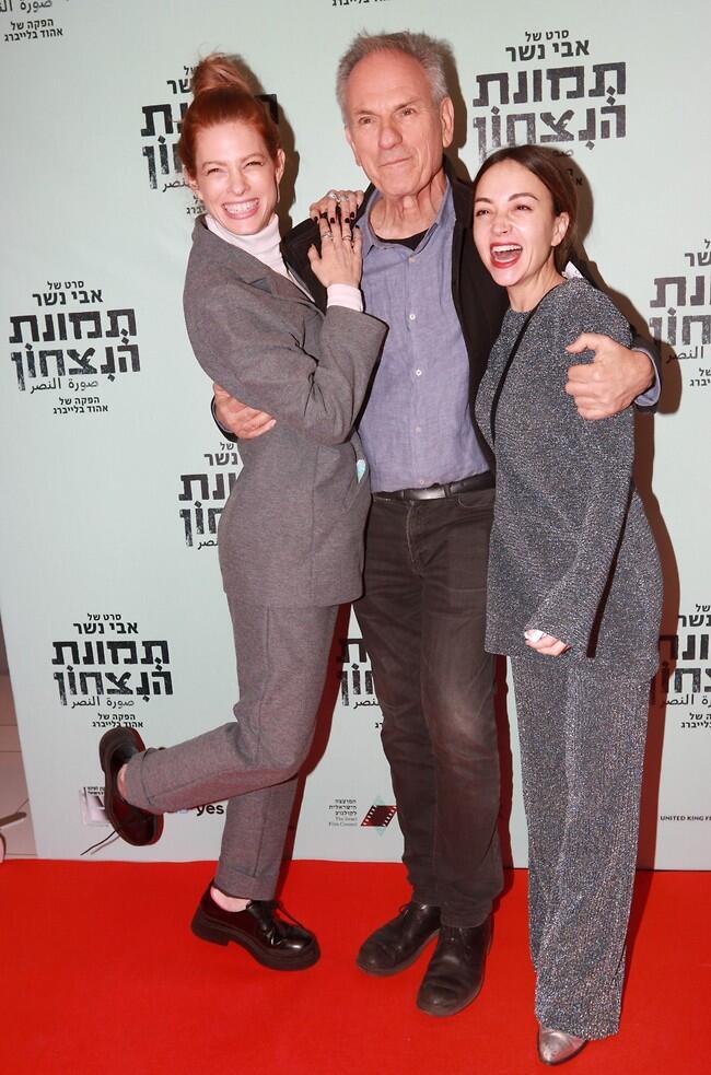 כמו משפחה. הבמאי אבי נשר עם נלי תגר ויובל שרף