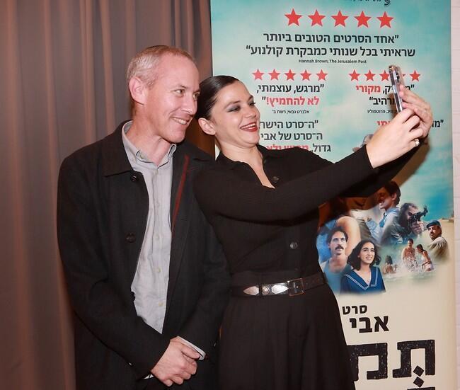 יודע לאן להסתכל. השר חילי טרופר וכוכבת הסרט ג'וי ריגר