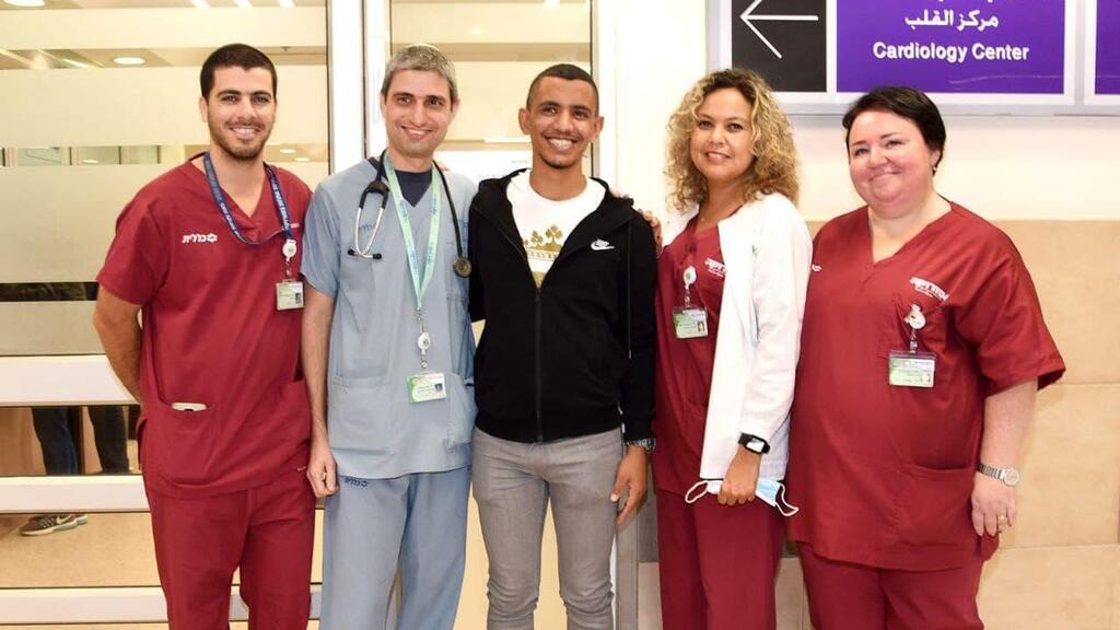 Corporal Ahmad Sawaed with Soroka ICU team (Photo: Soroka PR) אחמד סוואעד, לוחם יחידת הסיור הבדואית שהתמוטט באימון