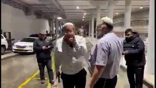 איתמר בן גביר מנופף באקדחו בעימות עם מאבטחים בגני התערוכה