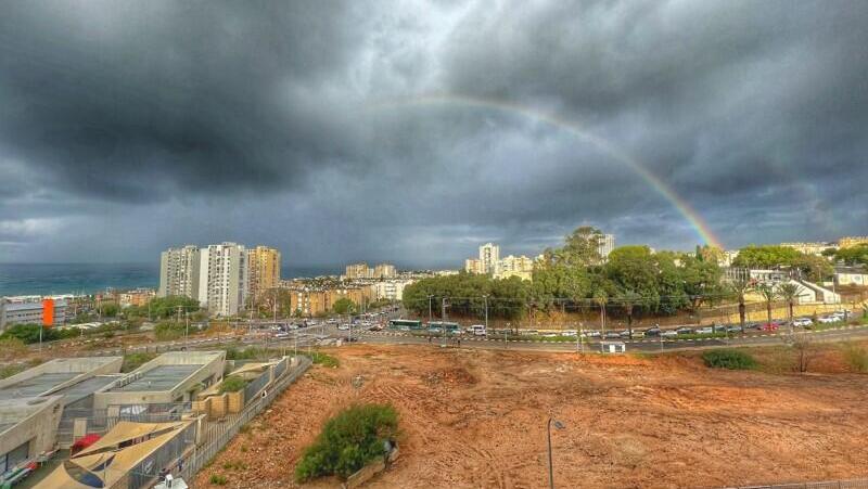 שמיים מעוננים, לצד ירידה בטמפרטורות (צילום: ליאור קינסברונר) קשת כפולה בחיפה, סופת כרמל