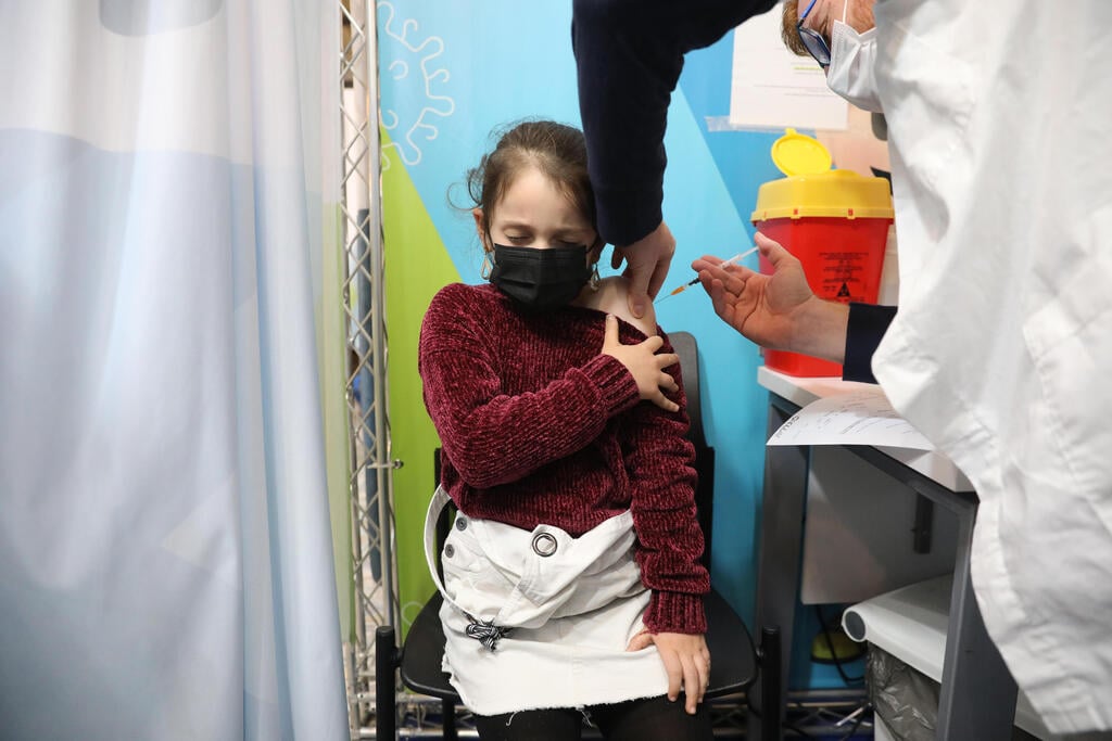 A child receives her coronavirus vaccine at a clinic in Jerusalem (Photo: EPA) חיסוני קורונה בירושלים