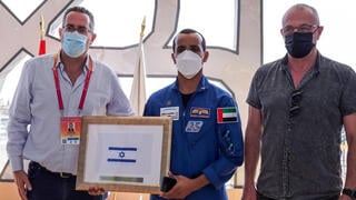 חזה אל מנסורי, עם הדגל שהעניק לביתן הישראלי