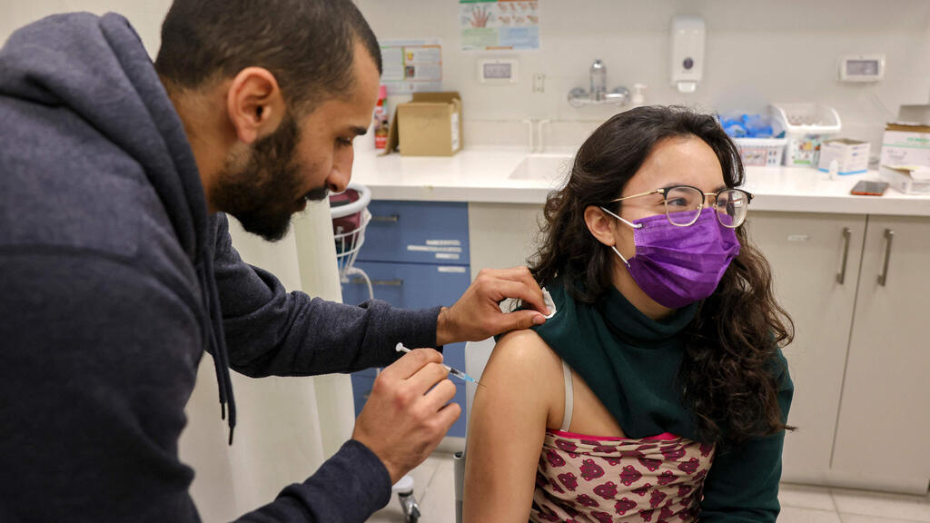 חיסון של פייזר מחסנים נגד קורונה ב מתחם של קופת חולים כללית ב בית חנינא מזרח ירושלים