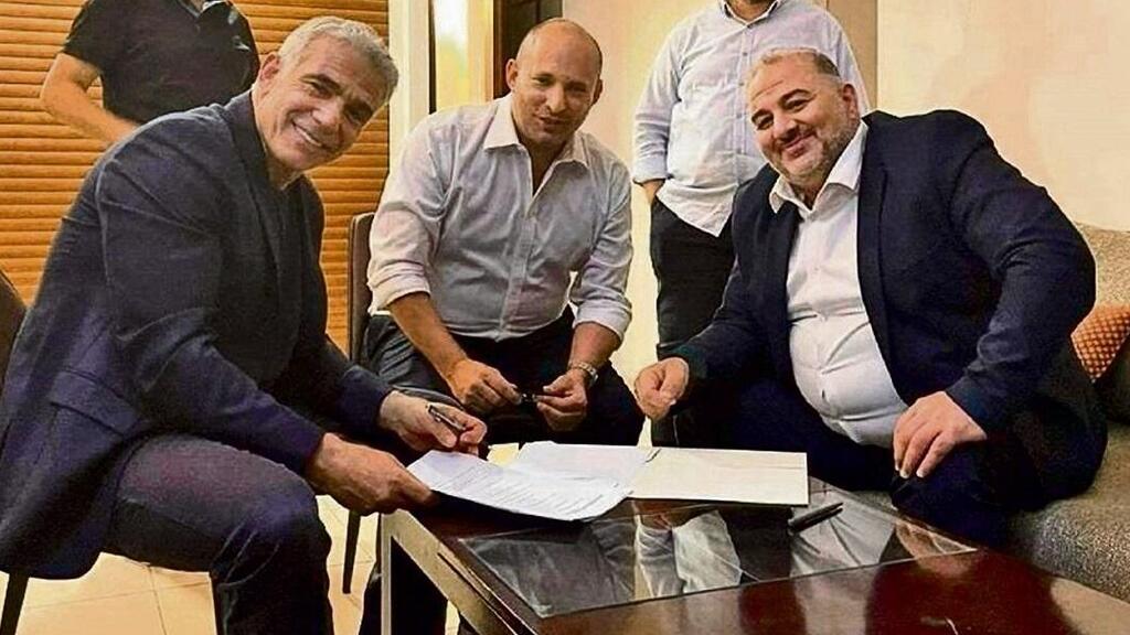 Bennett and Lapid sign coalition agreement with Islamist Ra'am party (Photo: Ra'am party) החתימה על ההסכם הקואליציוני עם נפתלי בנט ויאיר לפיד