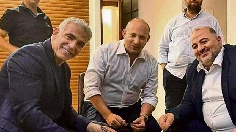 החתימה על ההסכם הקואליציוני עם נפתלי בנט ויאיר לפיד