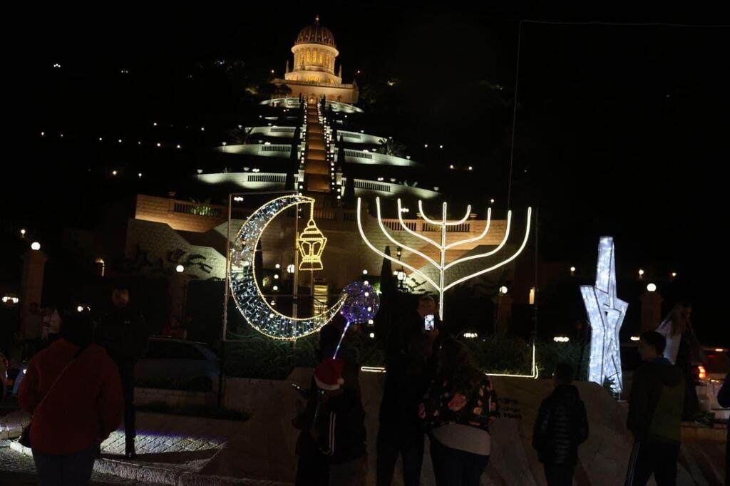 חיפה מוארת לקראת החג (צילום: מוטי קמחי) חגיגות חג המולד חיפה כריסמס