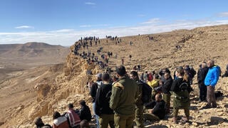 המונים צופים בסנה הבוער בשעה 12:00