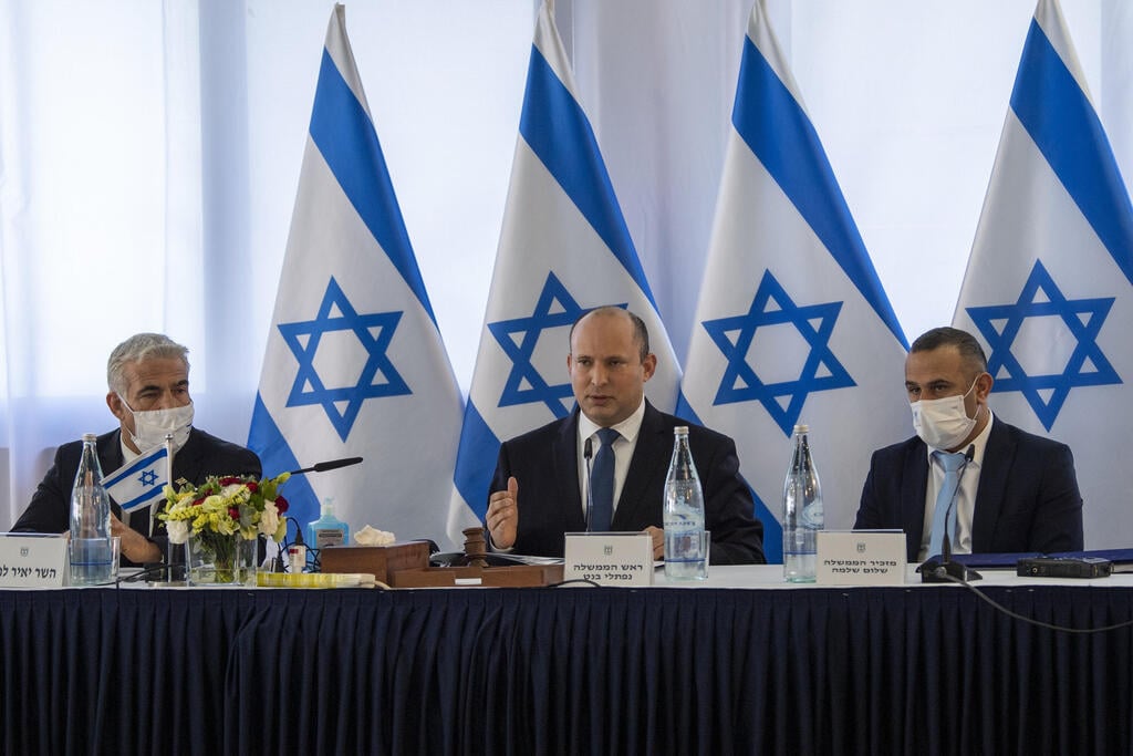 Prime Minister Naftali Bennett (center) speaks at a government meeting (Photo: Gil Eliyahu) ישיבת ממשלה במבוא חמה, רמת הגולן