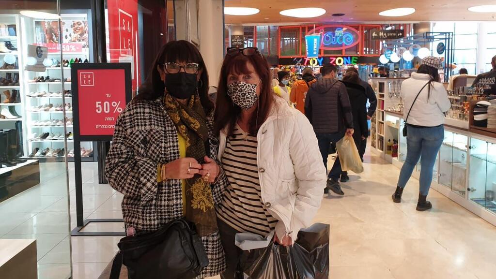Customers in Jerusalem’s Azrieli Malcha Mall (Photo: Yoav Dudkevitch) דליה פרץ וחברתה שהגיעו לבילוי בקניון מלחה, ירושלים