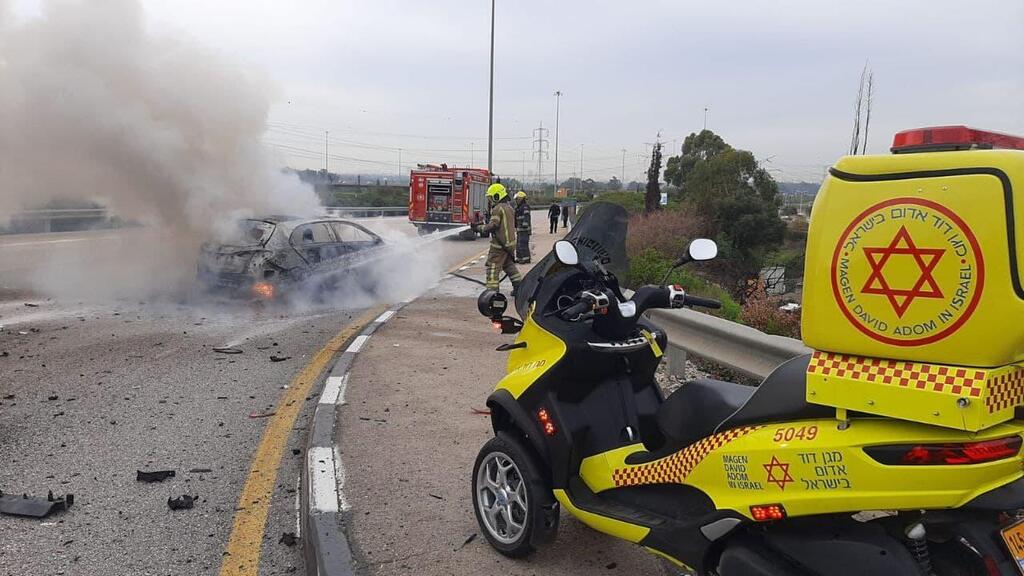 מכבים את הרכב הבוער (צילום: דוברות מד"א) זירת פיצוץ הרכב בכפר קאסם
