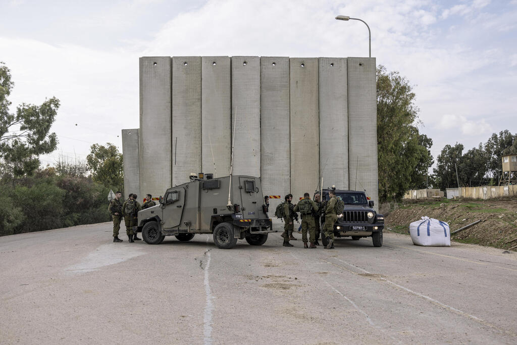 לוחמים באזור התקרית (צילום: AP) חיילים בגבול רצועת עזה