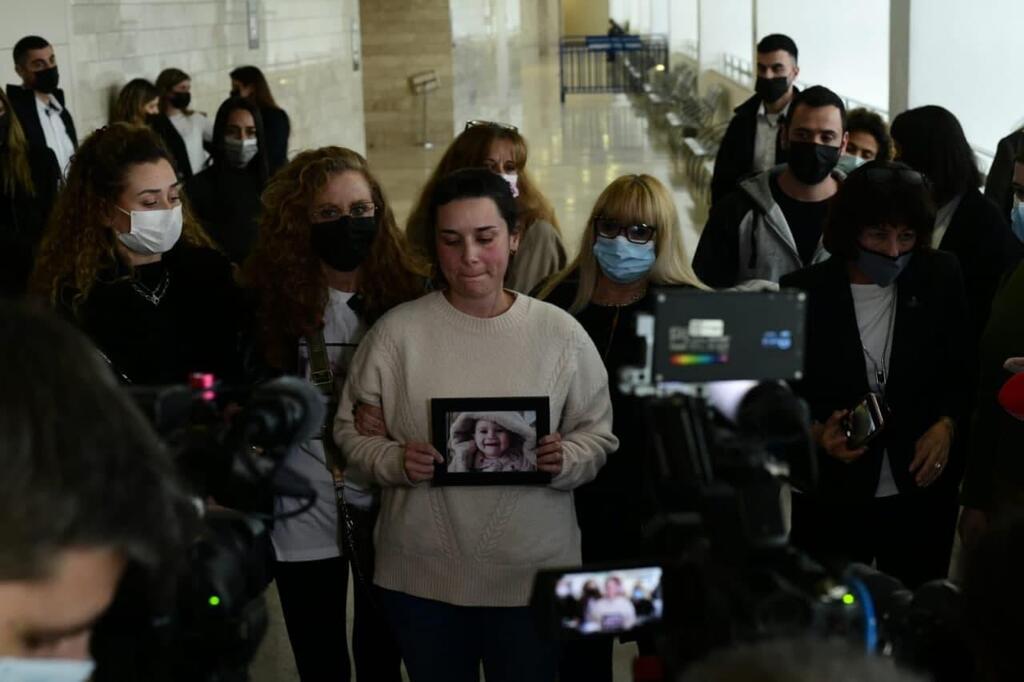 "שייזכרו אותה מתוקה כמו שהייתה". לירון דרור עם תמונת בתה (צילום: יובל חן) לירון דרור עם תמונת בתה גוני ז''ל בגזר הדין בבית המשפט המחוזי לוד