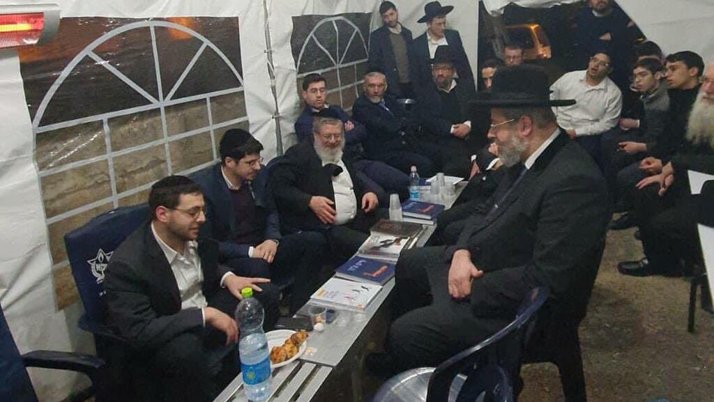 הרב הראשי דוד לאו בניחום אבלים אצל משפחת ולדר הרב הראשי דוד לאו בניחום אבלים אצל משפחת ולדר