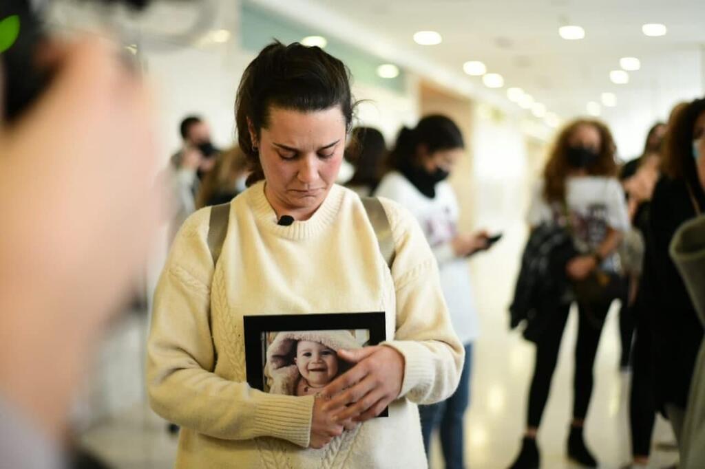 לירון דרור בבית המשפט (צילום: יובל חן) לירון דרור עם תמונת בתה גוני ז''ל בגזר הדין בבית המשפט המחוזי לוד