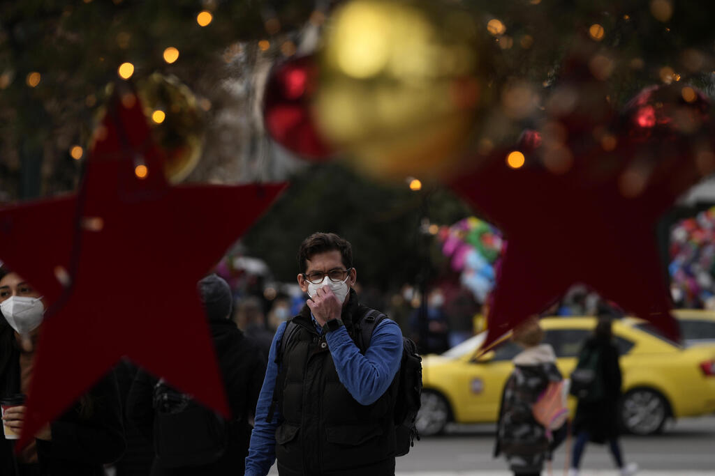 עם מסכות מסכה ב אתונה יוון בצל חשש מ נגיף קורונה 