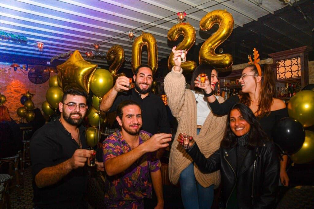 מקבלים את 2022 בבר "כפרה" בבאר שבע (צילום: חיים הורנשטיין) מקבלים את 2022 בבר כפרה בבאר שבע