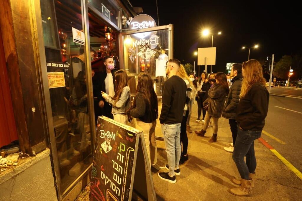 תור לבדיקת תו ירוק (צילום: אלעד גרשגורן) מקבלים את 2022 במועדון בראון בחיפה