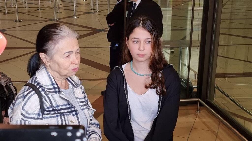 הבת ליה והאם מוניק בהמתנה בנתב"ג (צילום: שאול גולן ) משפחתה של מאיה רייטן הממתינה לה בנתב"ג
