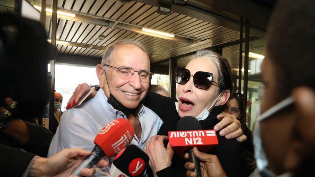 עם האב מנשה (צילום: שאול גולן ) מאיה רייטן ומשפחתה עם חזרתה לארץ